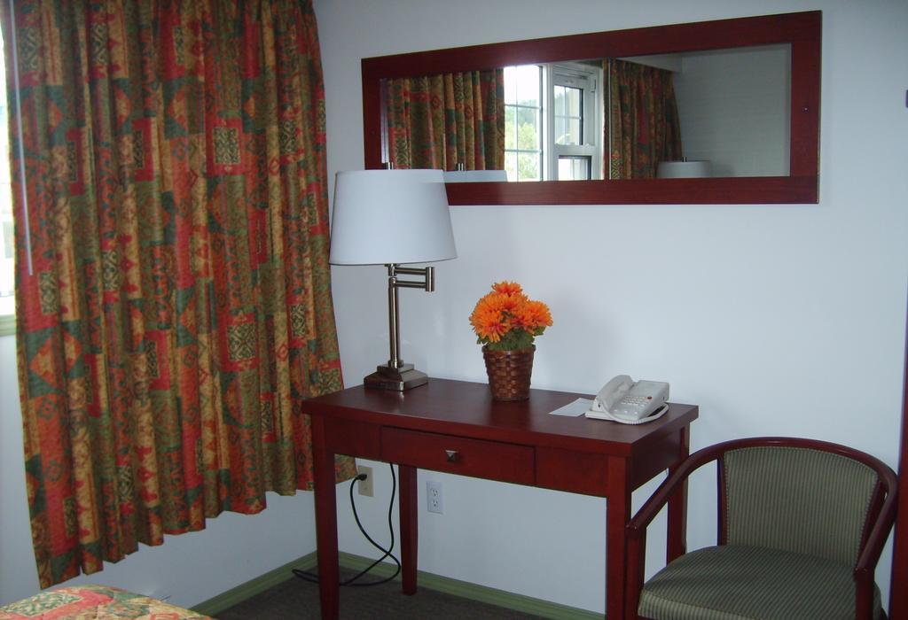 Town And Mountain Hotel Whitehorse Kültér fotó
