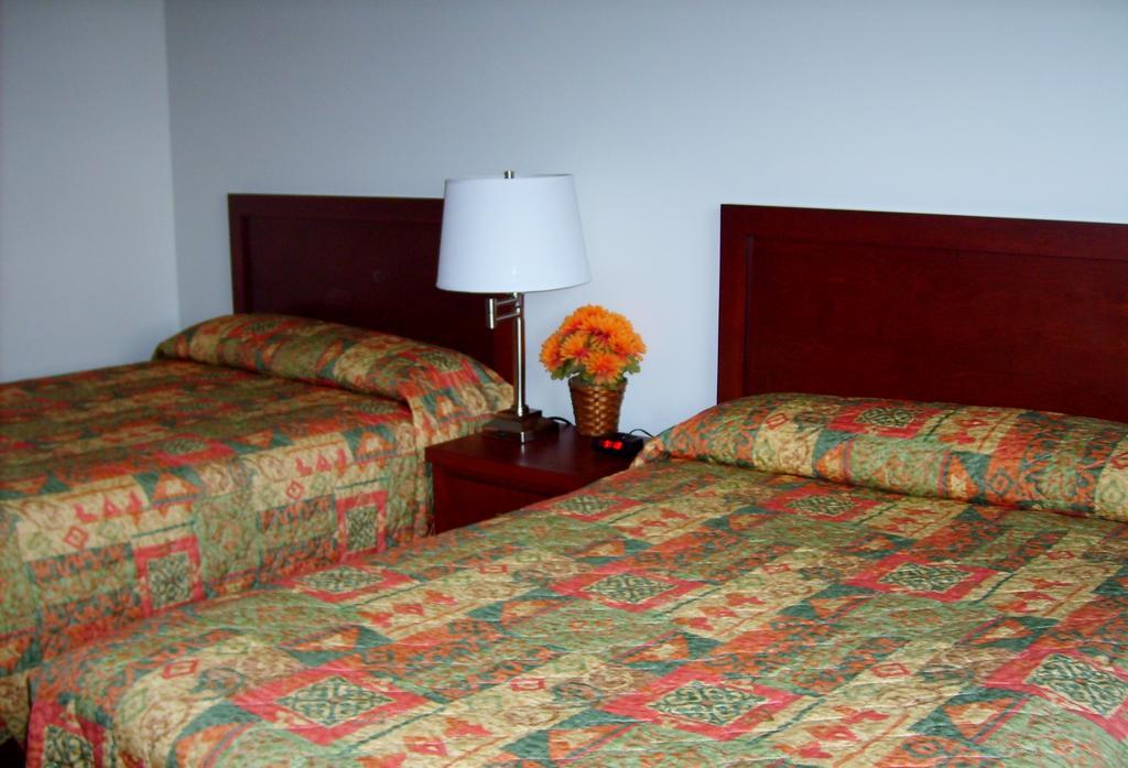 Town And Mountain Hotel Whitehorse Szoba fotó
