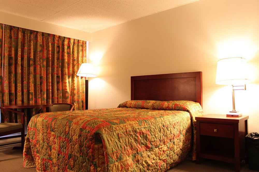 Town And Mountain Hotel Whitehorse Kültér fotó
