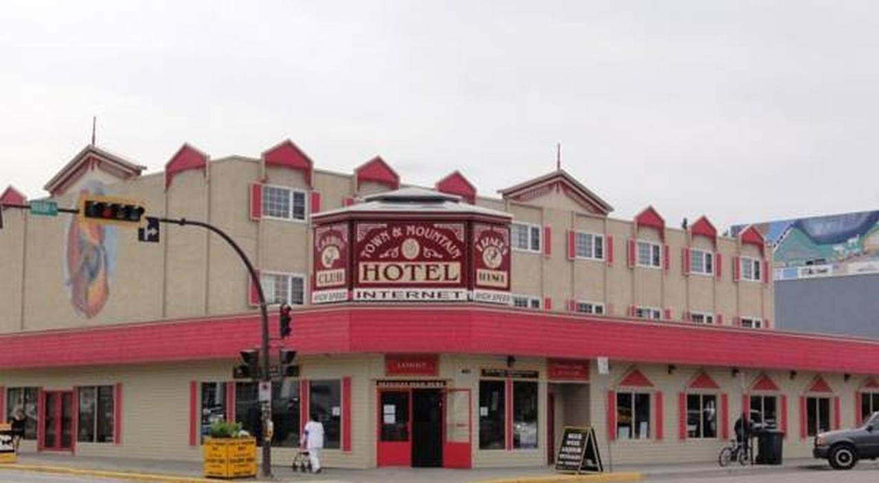 Town And Mountain Hotel Whitehorse Kültér fotó